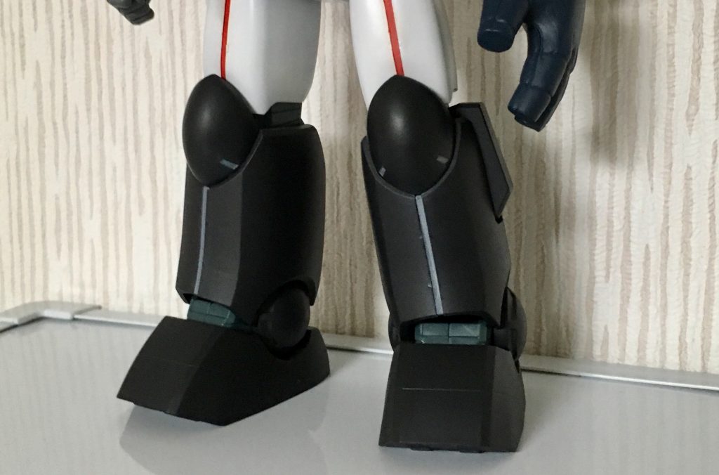 足の塗り分けは悩みましたが足首だけでなくヒザ下もダークグレーにしました。リーガーって基本的に「スネ」が無いんですよね…

自分の場合、こういうネタ系は一度思い付くと「やらなきゃ」という変な強制力を持ちます。
楽しいから良いのですけどね！