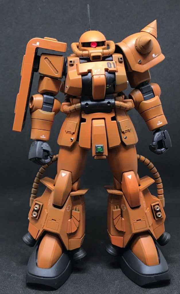 F2ザクベースにシン・マツナガザクをミキシングして作成しています。
頭部はLED電飾化しています。
頭部アンテナは基部をコトブキヤ、アンテナはビルダーズパーツのMSブレードを使用しています。