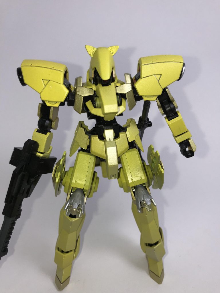 正面から。肩は流星号から、足はシュヴァルベグレイズから持ってきてスピード特化型という設定で組み立てました。