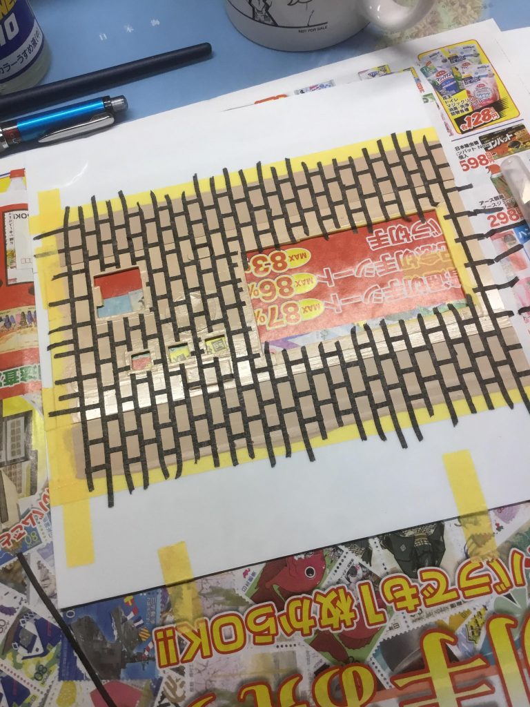 百均のホワイトボード用ラインテープでレンガを意識したマスキング。