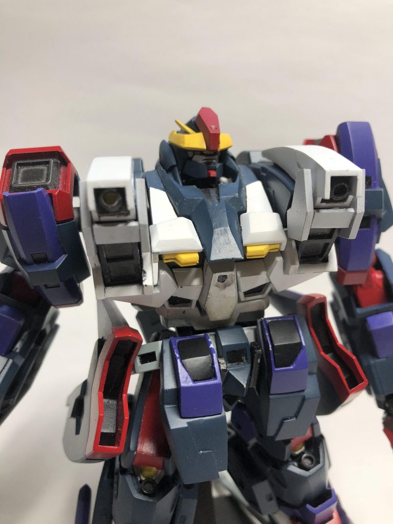 見えにくかったので頭部寄りで1枚。特徴的なガンダムフェイスへの変化も、奥に覗くカメラアイが眼光鋭くいい感じじゃないでしょうか(^^)