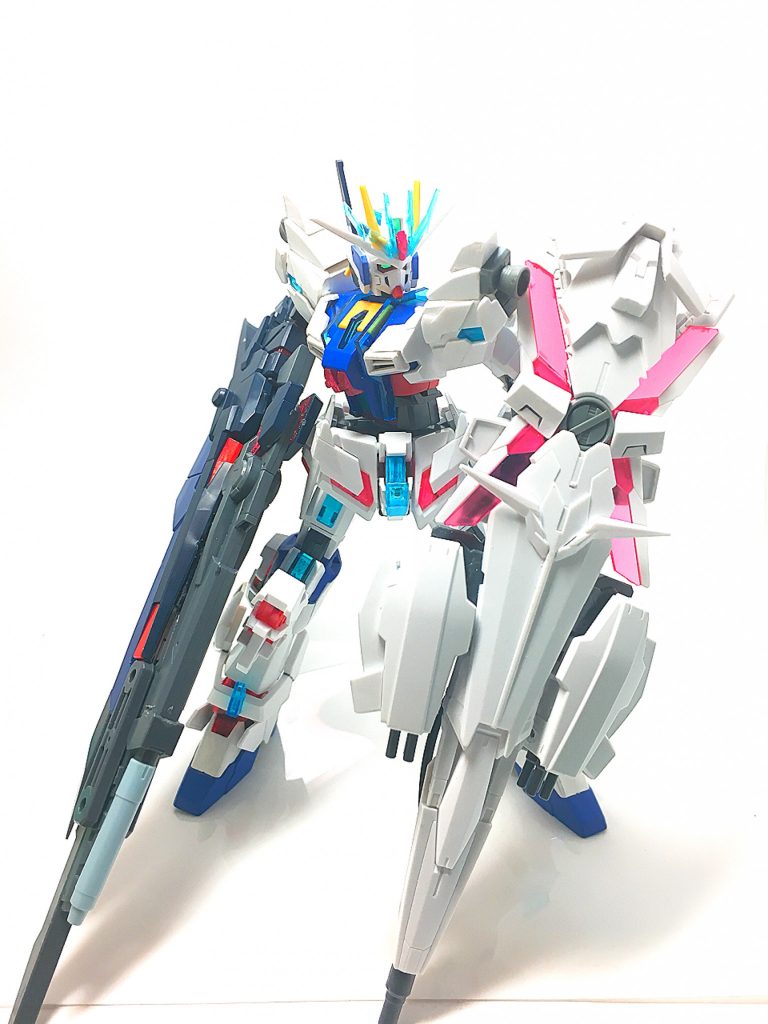 ## アームドアーマーBX/FS
右腕全体を大型ビームガンに換装、
左腕には大型シールドを装備させている姿
右腕のビームガンは上部に強力で単発、下部に低威力で連射のユニットに分かれている。
左腕のシールドは、GNフィールドを微弱ながら発生、先端部に低威力のビームライフル、左右にガトリングが装着させている。