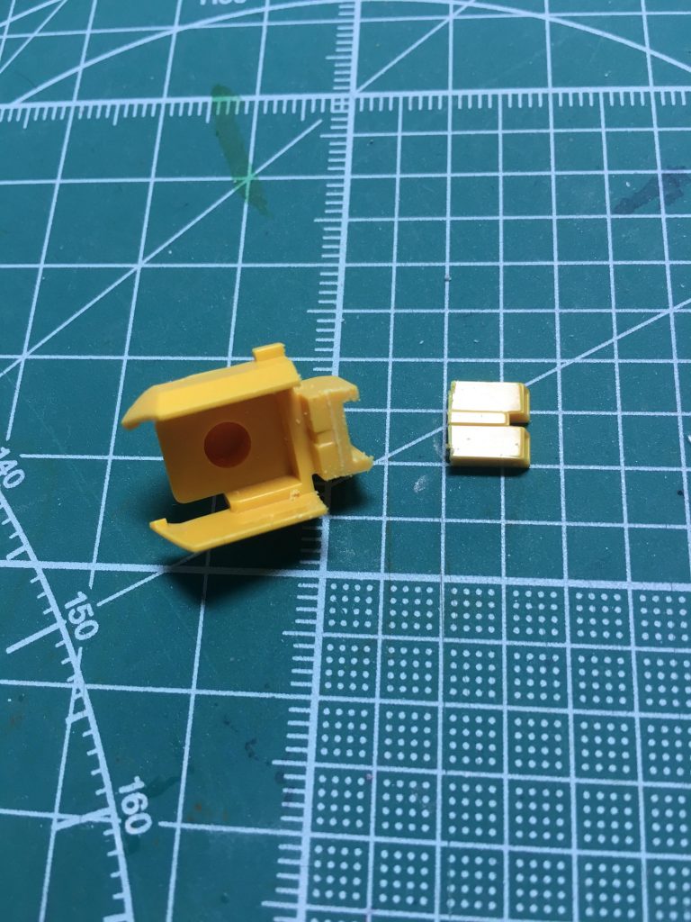 頬あてだけでなく、襟足、首後ろのパーツを切除。いずれもシールドに接着、ディテールパーツとして利用しています。