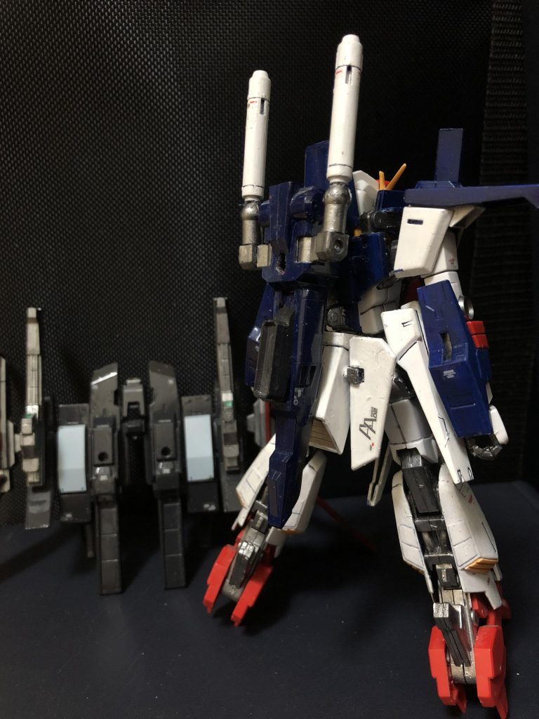 BWS(バックウェポンシステム)
バックパックを分離し、変形させた形状。
独自の自己判断型CPUを搭載しており、ZZ REVIVEの支援機として運用する。