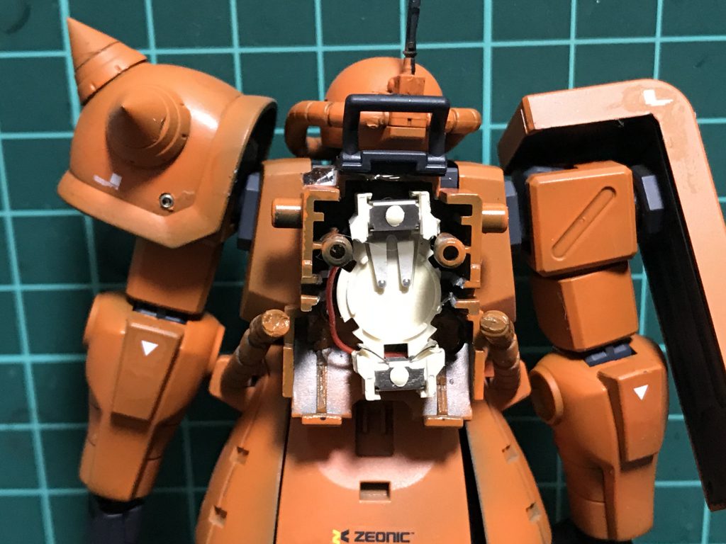 電池はバックパック内に内蔵。