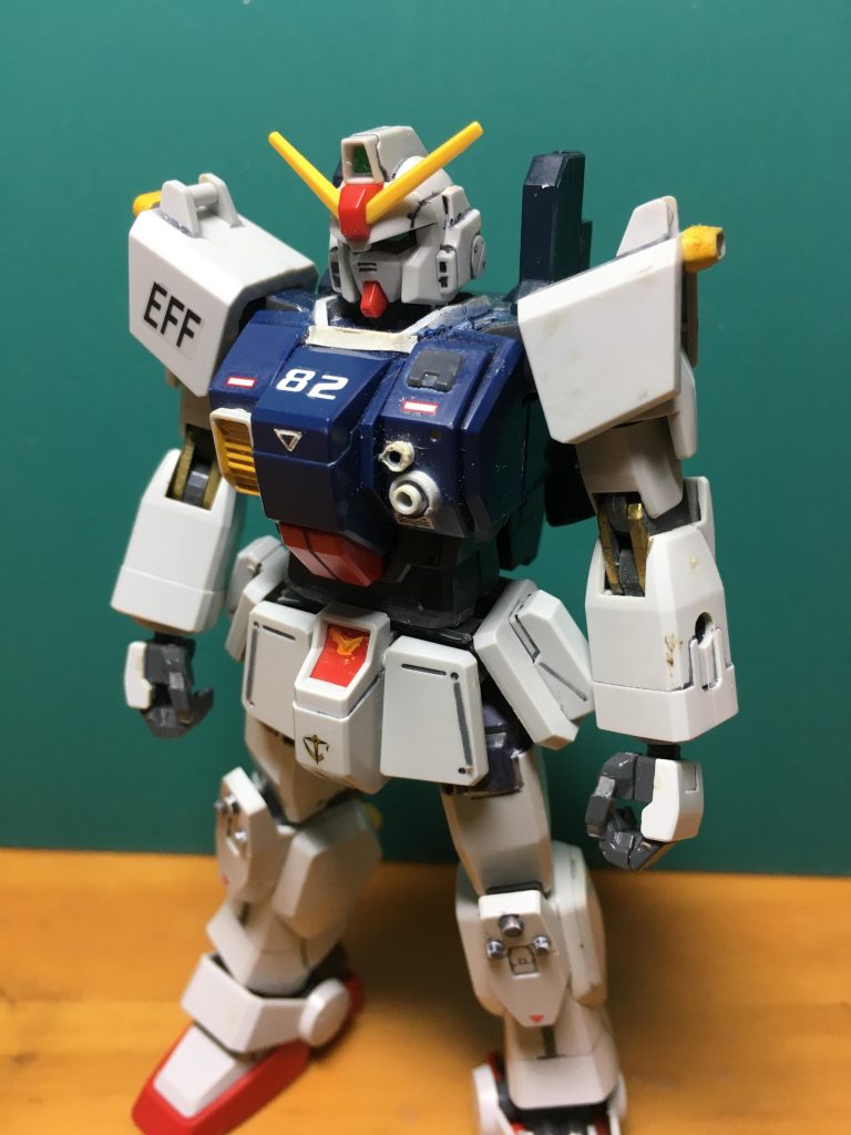 左胸はバルカンとマルチランチャーのメンテナンスハッチと解釈して、コトブキヤ「角モールド」を接着。しかし設定画では左胸もろともガバッと開くらしいので意味なかったかも…