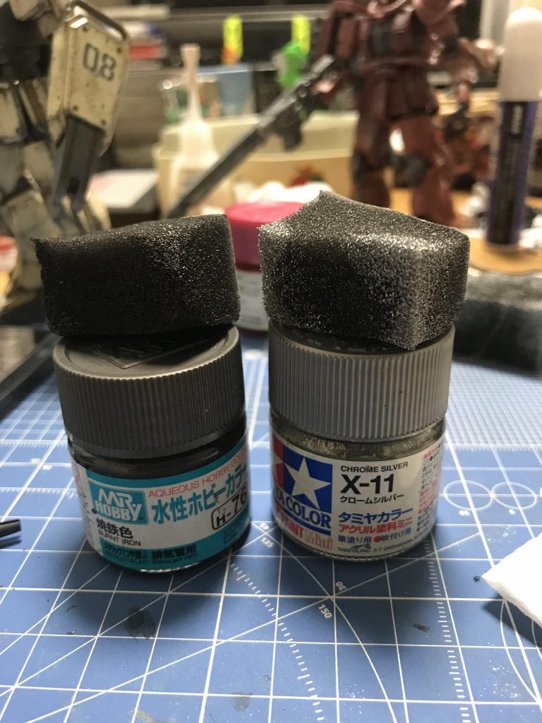 使った塗料はこちらとウェザリングマスター。上に乗ってるスポンジでポンポンと汚していきました^_^