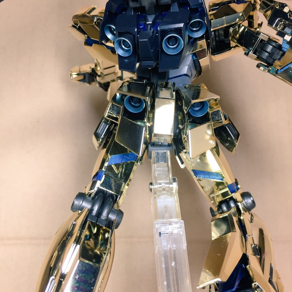 背面、バーニアは噴射を意識して 淡く輝いている(?)状態を再現。