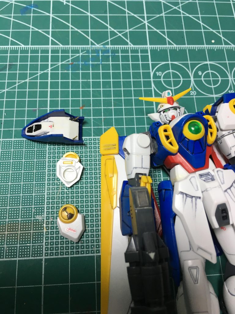 肩アーマーの後ハメ加工は普通可動部をハの字に切り欠くのですが、僕は何を思ったのか前後と中央で分割。0.6mmシンチュウ線で抜き差ししますが、位置合わせが難しく、結局可動が滅茶苦茶緩くなってしまいました。フェニーチェのジャンクを使って作り直そうと思います。
 塗装はガンダムマーカーです。ホビージャパンの作例では青の部分を明るく、爽やか風に塗装していたので、それにならって青部分は彩度を上げています。
青=ガンダムマーカー ガンダムブルー
グレー=同グレー
緑=同アイグリーン
銀=同シルバー
白=同ホワイト
黒=同ブラック