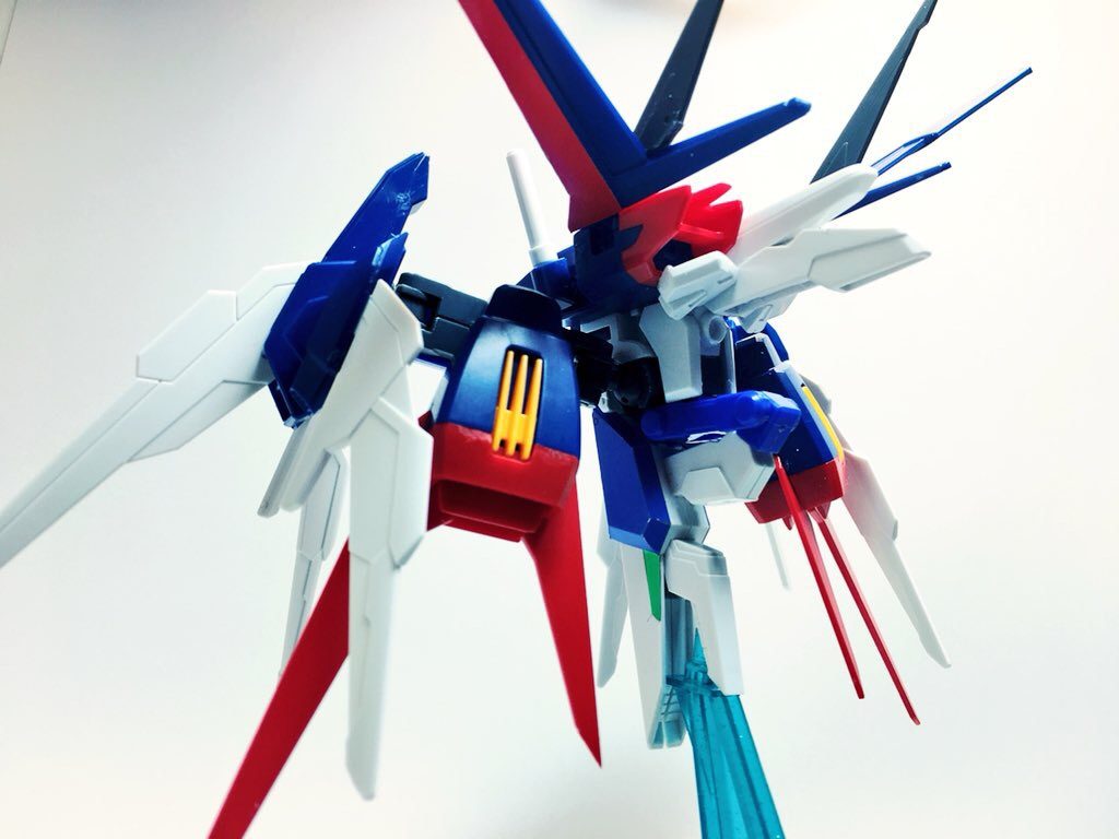 ## 合体待機状態
ヴレイブ頭部は折り畳んで収納されます
グリッターレヴ、大型ブースターの接続部であるアームの根元にはボールジョイントが追加されており、フレキシブルに可動します!