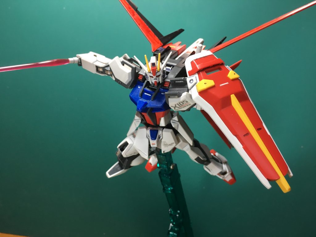 本体可動はもちろんですが、エールストライカーも主翼の大型化&可動、サーベルラック可動、内部モールドなど、旧キットを上回る再現度。唯一残念だったのはエールストライカー下部のフィンスラスターの可動だけですね。もっと横に開けばよかったかと思いますが、全体的に文句のつけようがないくらいです。