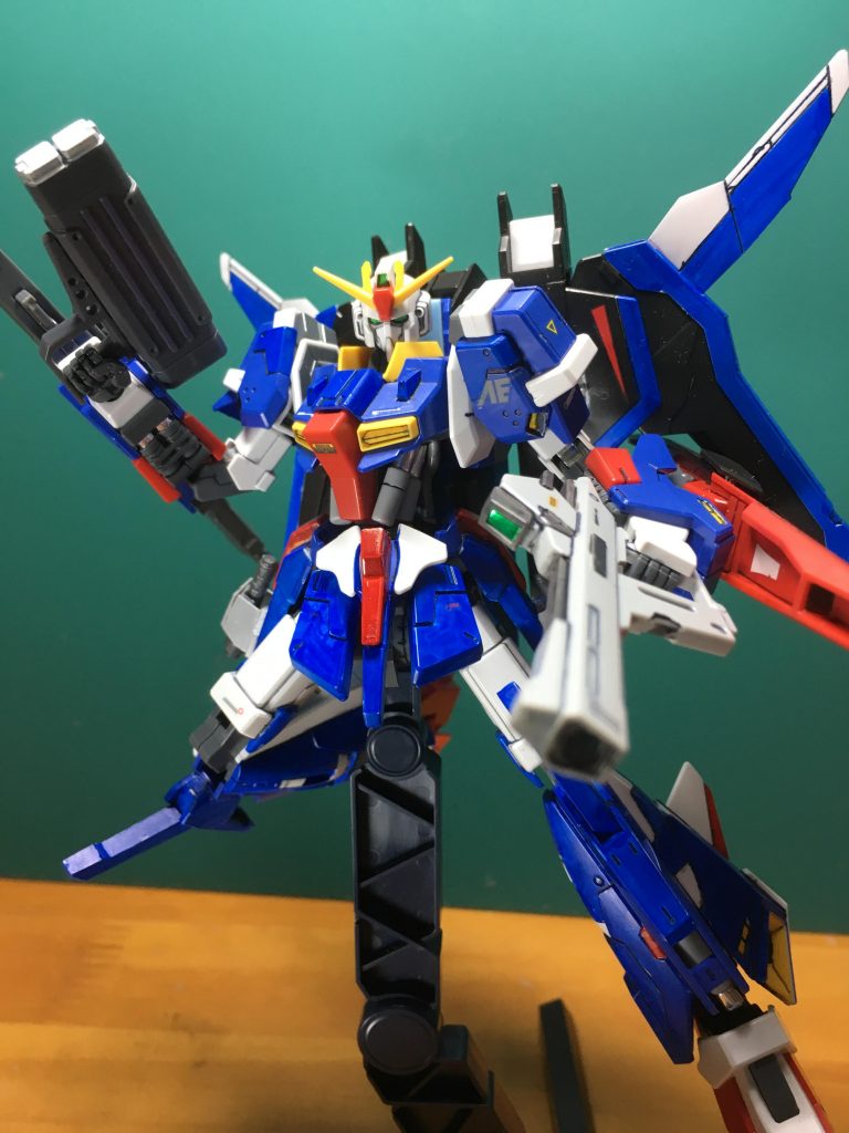 ハンドバズーカのグリップは挟み込み式でしたが、四角いダボ穴を切り欠いて後ハメ加工しました。銃口も3mmピンバイスで彫り込みました。