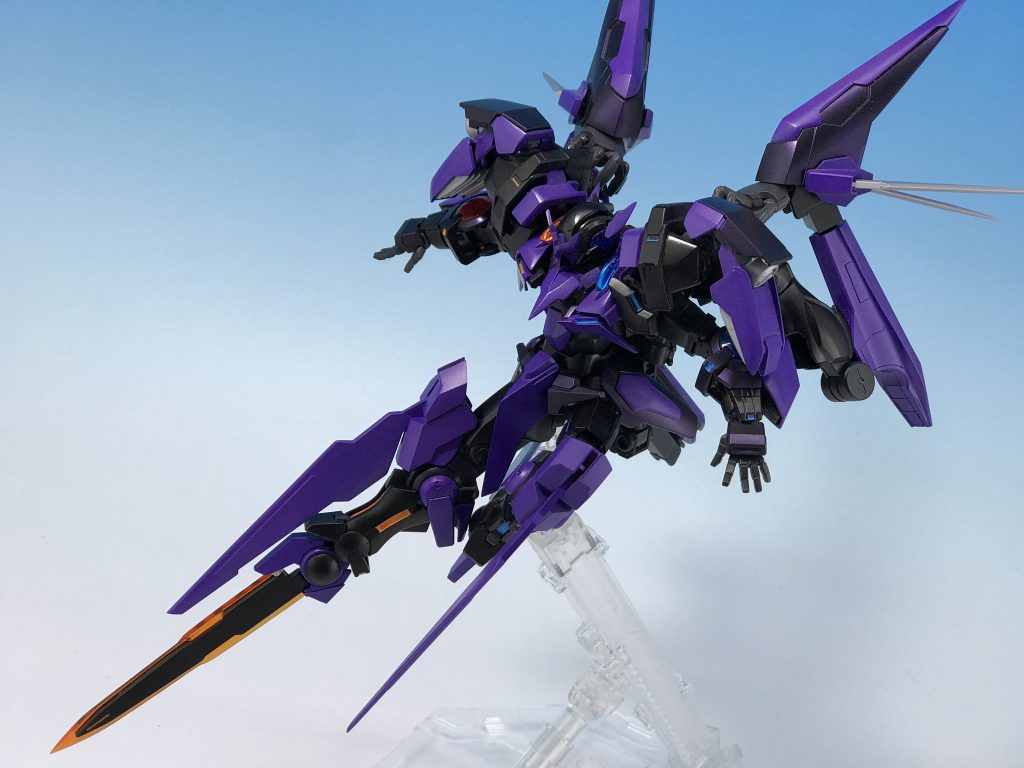 ## プロミネンスキック
メインアイデアのひとつに「膝から下が巨大な剣に変形する」というものがあります。
右脚に炎、左脚に氷。
そこから派生して、右半身に炎、左半身には氷をイメージした挿し色が入っています。
炎と氷を表現する名前で厨二っぽいもの…が思いつかなかったので、
「双極」のイメージでエクリプス(日食)とこじつけました。
ついでに胸のクリスタルも日食っぽく塗ってます。