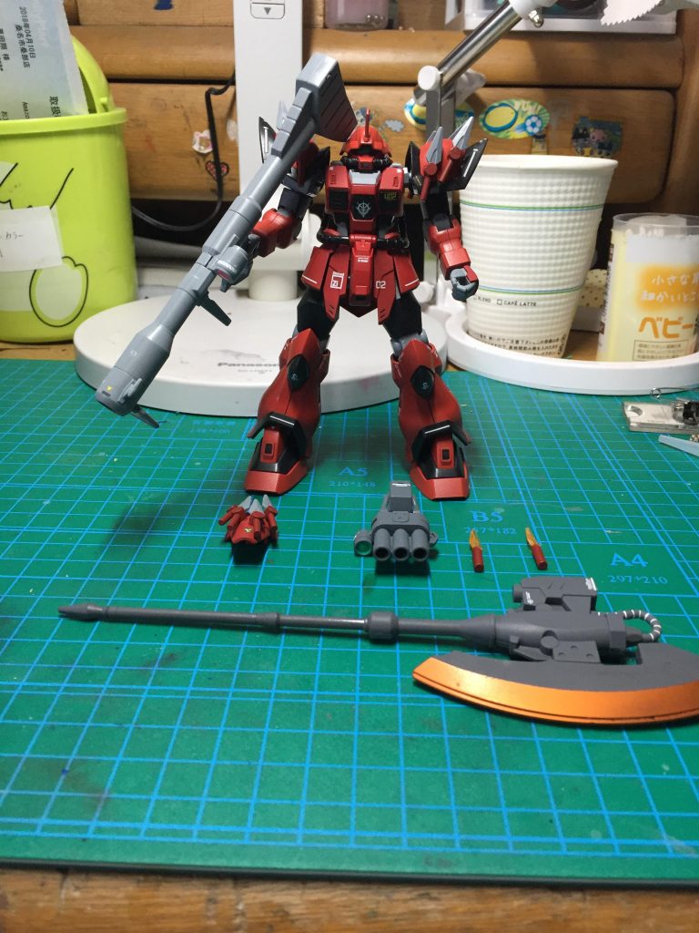 追加武装にジャイアントヒートホークと3連装ガトリング 3連装ガトリングはプラ板でピンを作り接続させました