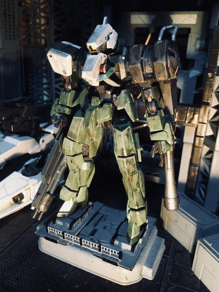 立ち姿 グレイズ改は頭、胸、肩の白のアーマーが兵器感をより引き立てていると思います。兵器にはガトリングがよく似合います。ロマンですね。