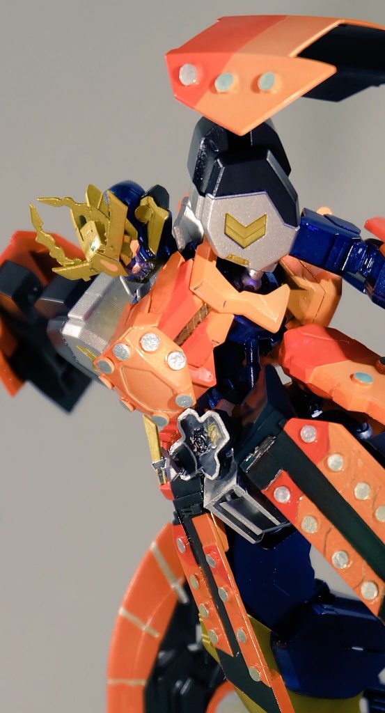 そして、蛍光塗料のおかげでアーマーの各部が光ります。