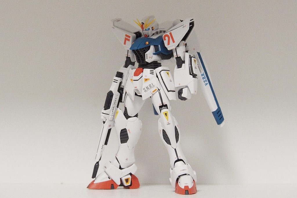 デカールはキットのドライデカールを使わずに、ver1.0(便宜上こう呼びます)の際に出た別売りのガンダムデカールと、キットのマーキングシールのミックスです。