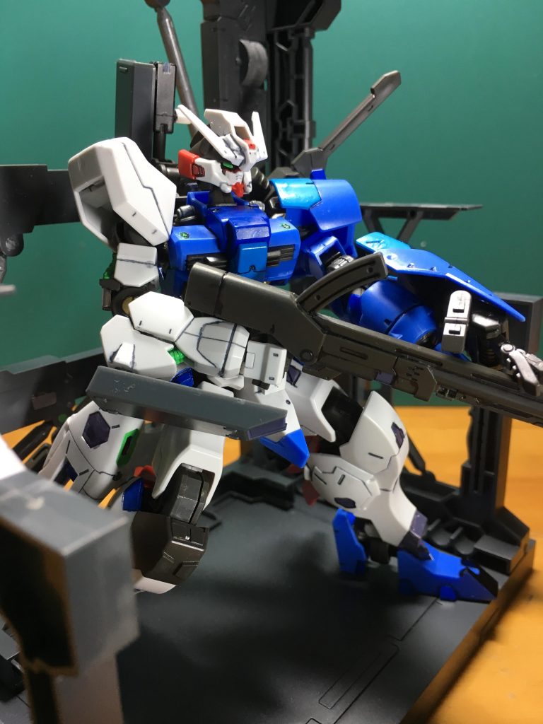 右肘は3mm穴を開け、ある程度武装を装備できるようにしました。ボールデンアームアームズ付属の装甲板を装着できます。