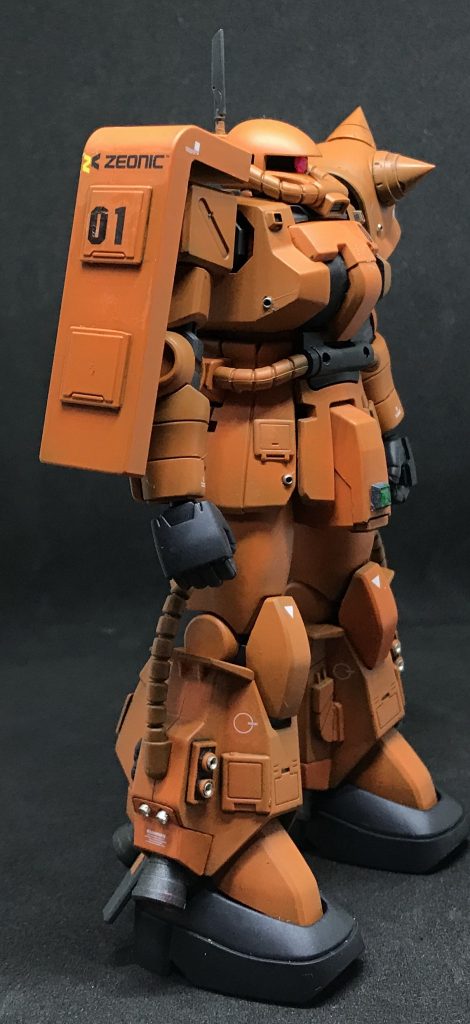 各部にパネル、ハッチモールド、メタルビーズでディテールアップ。
テスト機の設定なので、他に作成した物よりディテールは少なめにしています。
デカールもジオンマークは使わずにジオニックのデカールを使用しています。