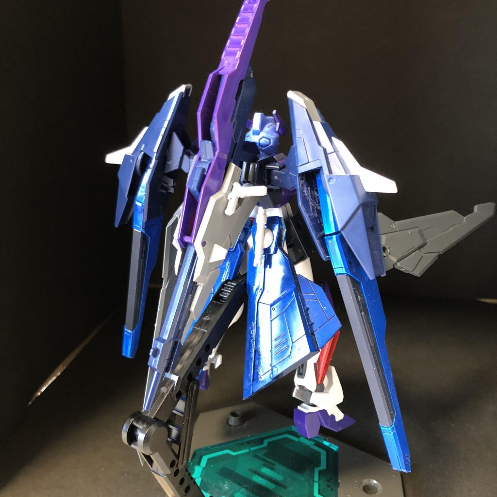 ロングライフルはバスターソードと同じ箇所にマウントできる。実際のガンプラでは、たまたまそこに引っかかっているだけ。