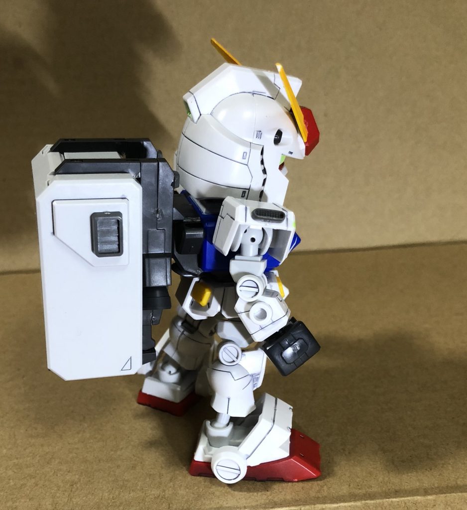 背中に陸戦のバックパック直付けすると頭に当たってしまうのでガンダムのバックパックを挟んでのせました。