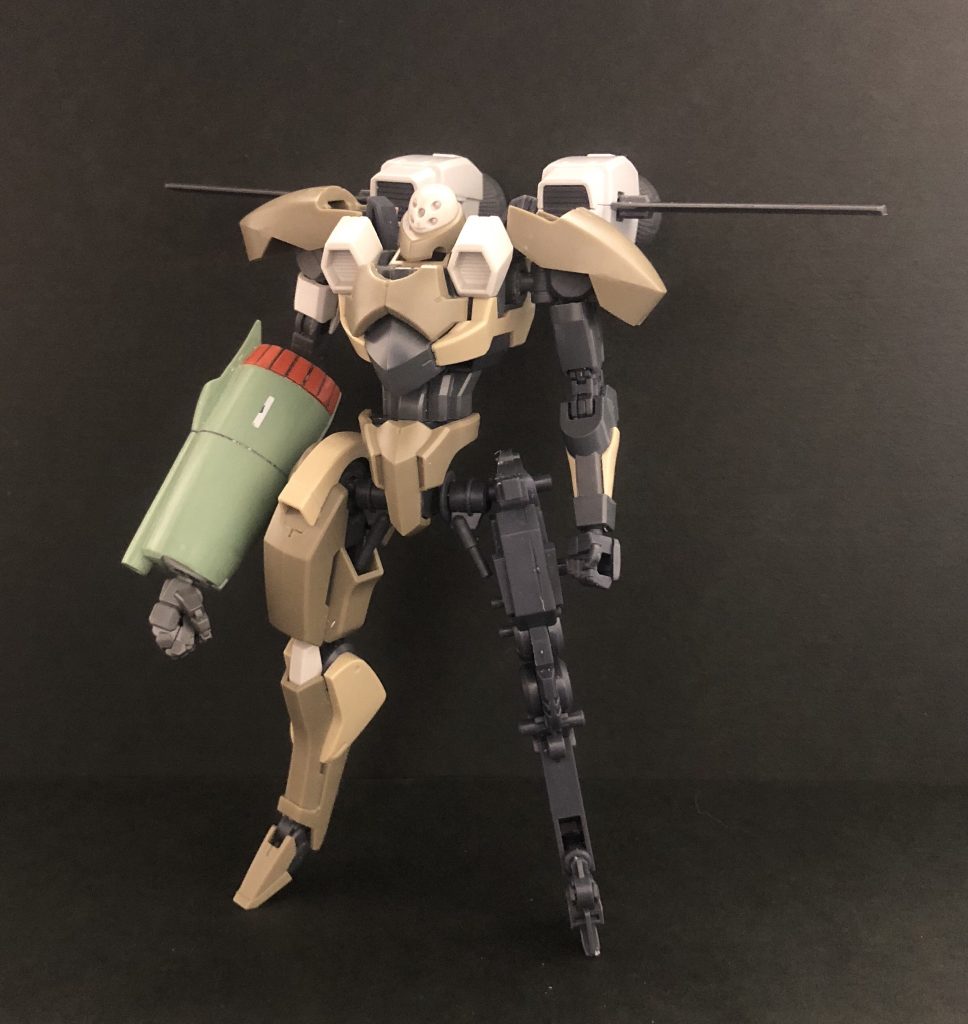 まずは塗装前の全身画像。塗装前だとほぼ百里なのが分かりやすいですね。ちなみにチラッと見える背部の白いブースターは「HG メガライドランチャー」のブースターパーツです。