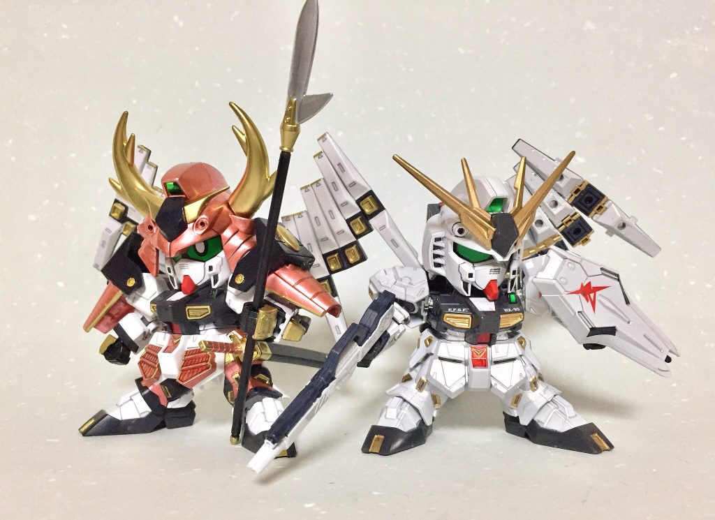 元キットのνガンダムと。リアルタイプではνガンダムが一番好きなガンダムです。