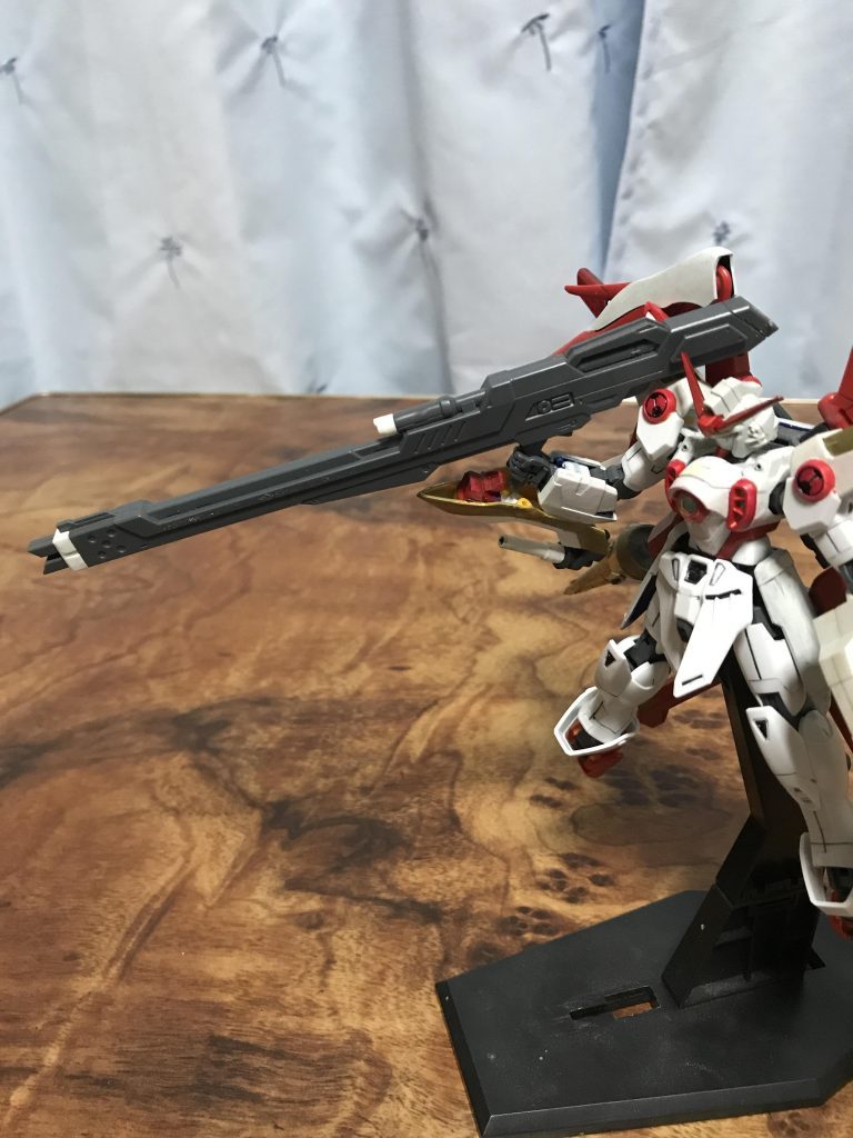 専用大型ビームライフル。

1/100レジェンドのビームライフルを持ち手を削ってそのまま流用。肩掛け式にしました。