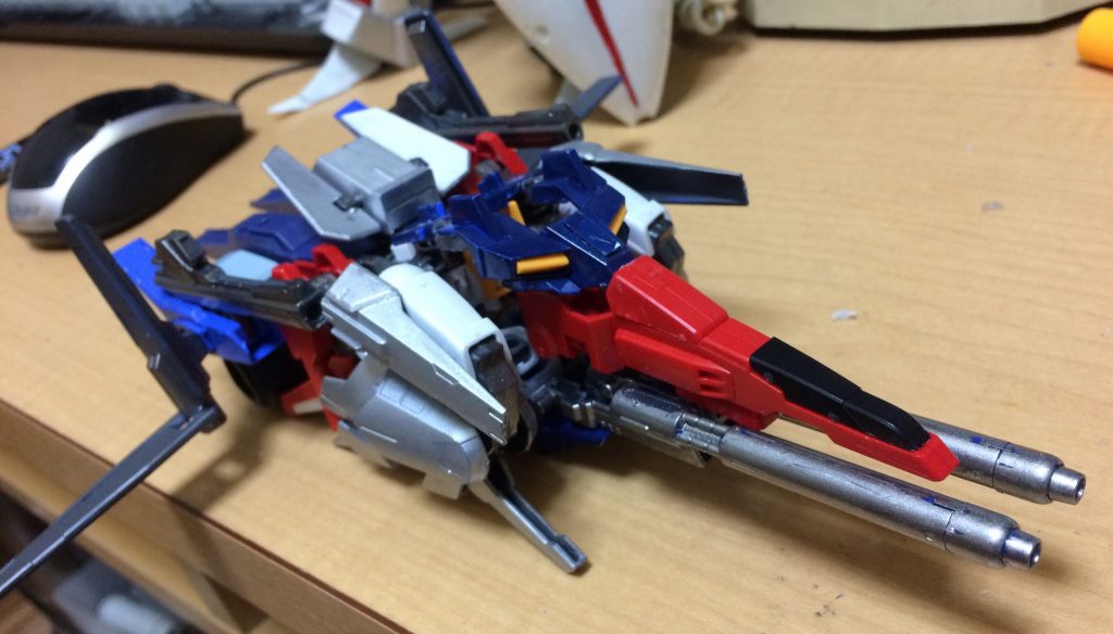 変形は思ったより悩みましたが、この形状に収まりました。
ダブルビームライフルをそのまま持たせる予定でしたが、デカすぎるので、バックアップと本体の間に挟み込む形で設置することにしました。