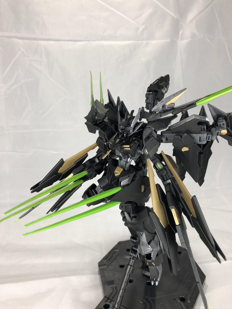 バスターシールド展開。腰のバスターシールドは前方に射出可能です。