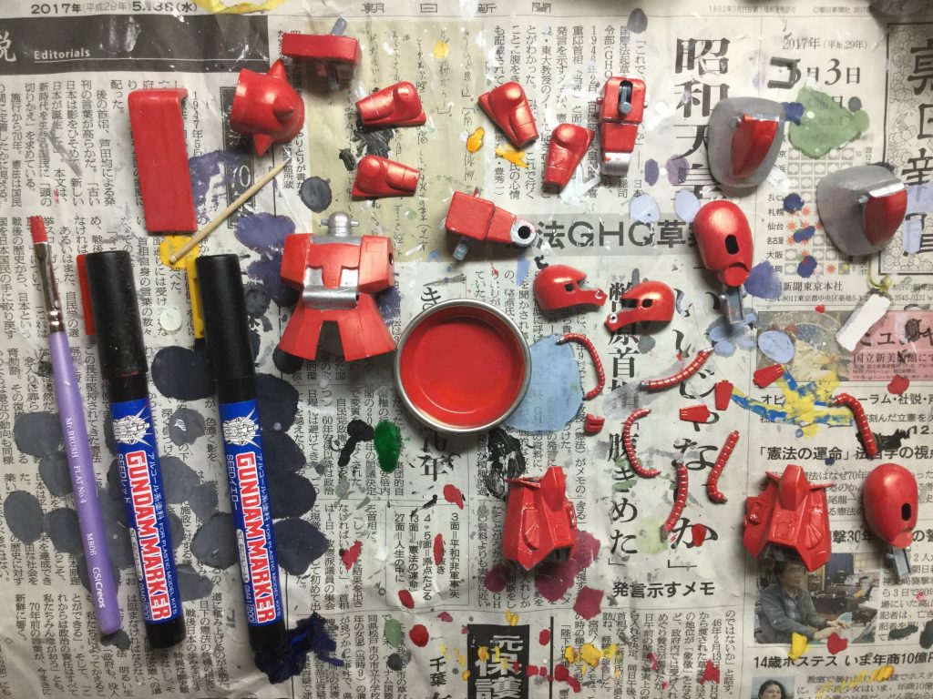 本塗装の様子。
塗装はガンダムマーカーのインクによる筆塗りです。
赤部分は赤1に対して黄1の割合で調色しましたが、もう少し黄を増やしても良かったかもしれません。
