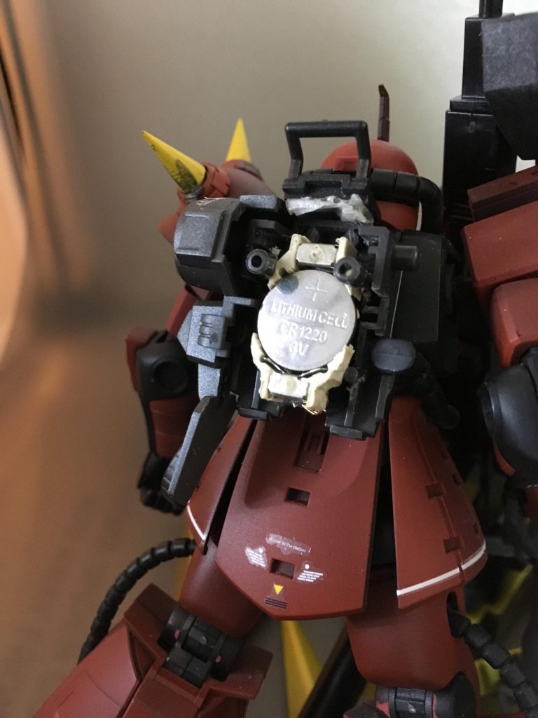 高機動型ザクはパックパックが大きいので、1220サイズの電池とボックスを削りながら入れるとこのようにすっぽり♪威圧的なモノアイビコーンが実現するわけです♪