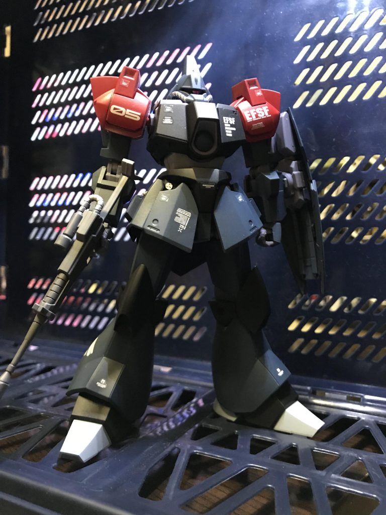 今回はネイビーブルーに肩は赤で揃えています。