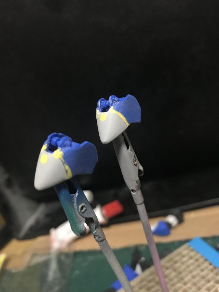 肩アーマーは地味に気を使ったポイント。
どういう意味があるのか良くわかりませんでしたが尖った肩装甲が二重になってるデザイン。
MSD版は中央はただの二の腕の追加装甲みたいな感じだったので尖らせました。
ビルダーズパーツのMSバーニア02の丸型基部の先端部分を肩アーマーの幅に合う部分で切り取って接着。
余分なモールドはヤスリで削ったりパテで埋めたりして補修。