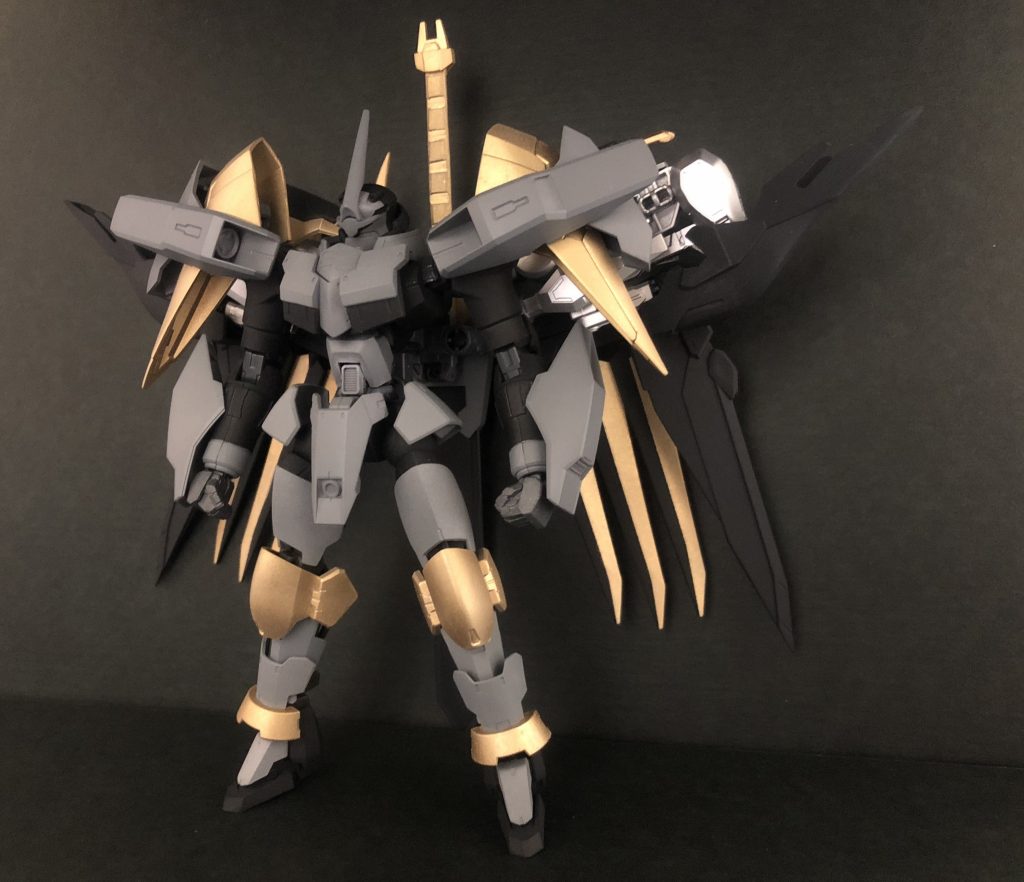 少し角度を変えた正面画像です。
大きめなパーツを各所に組み込むことでホープレイのマッシブなプロポーションを表現しました。