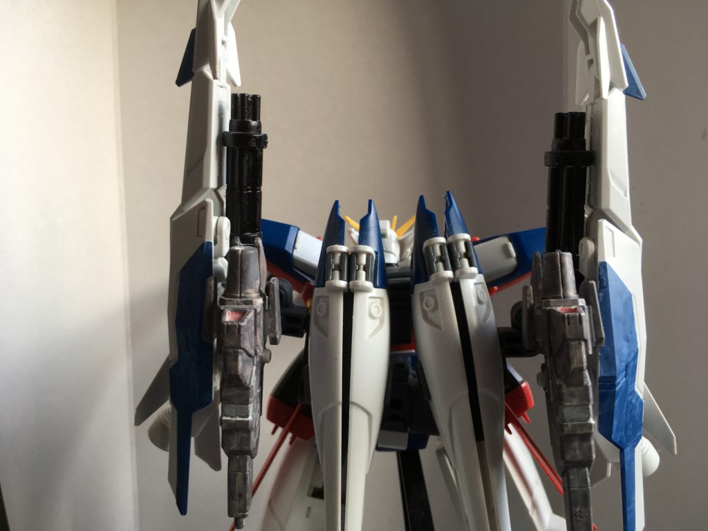 バックパックはそのままにし、アメイジングライヴを搭載しました。
AEG2のパーツを使用しています。