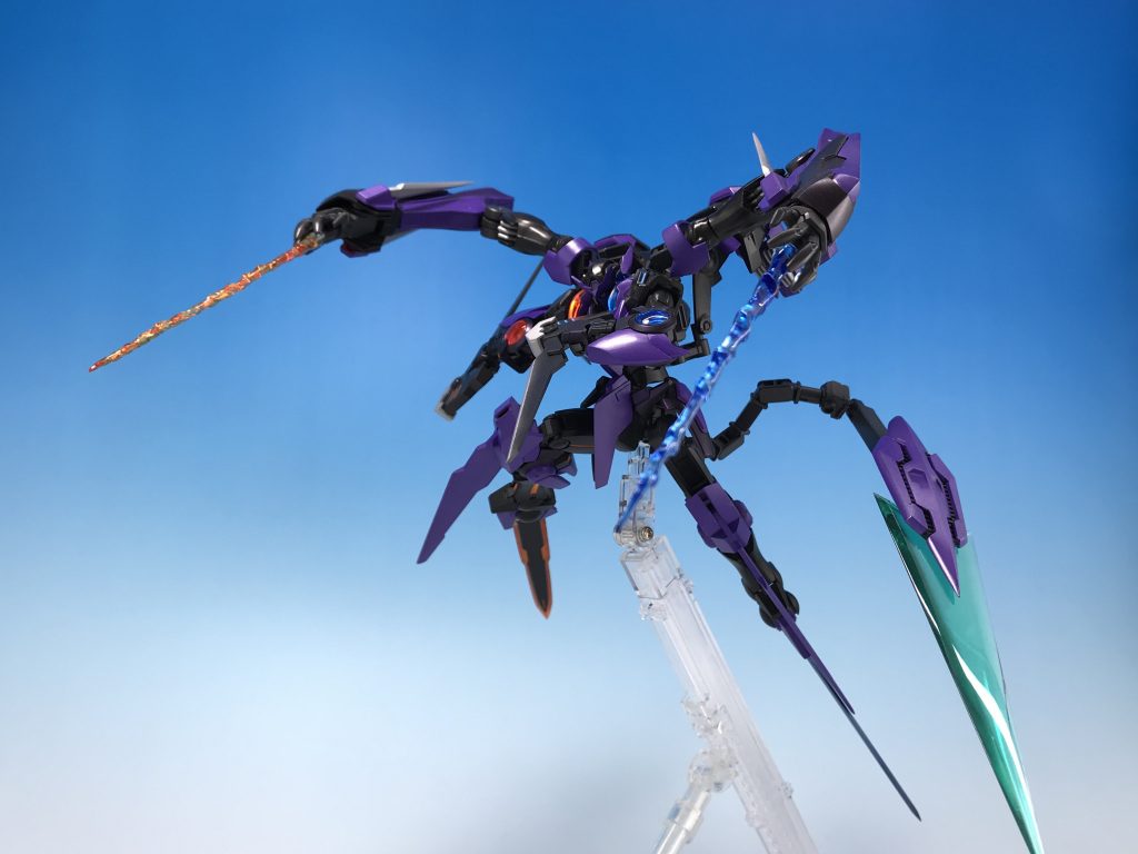 ## セブンソード七刀流
これまたメインアイデアのひとつに「七刀流」がありまして…
エクシアがセブンソードなら、全部同時に扱えるようにしてやろうじゃないかと考えたわけで…
両手、両脚、両隠し腕、あと尻尾、これで7本。やったね。
じゃねえよ!七刀流ってなんだよ?どうやって斬りかかるんだこれ?
これ考えた奴バカじゃねえの?俺だけど!
…と毎回ポージングに頭を抱えるたびに思います。