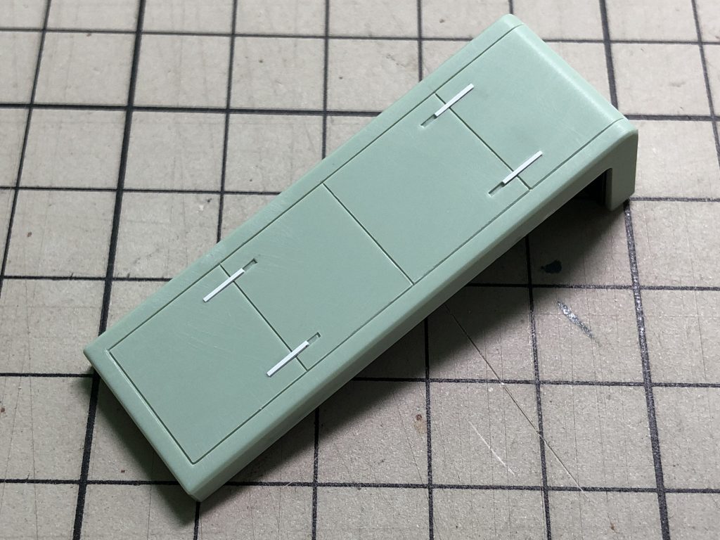 シールドはアーカイブ版の初期型ディテールにし、スジボリ後プラチップを埋め込みました。