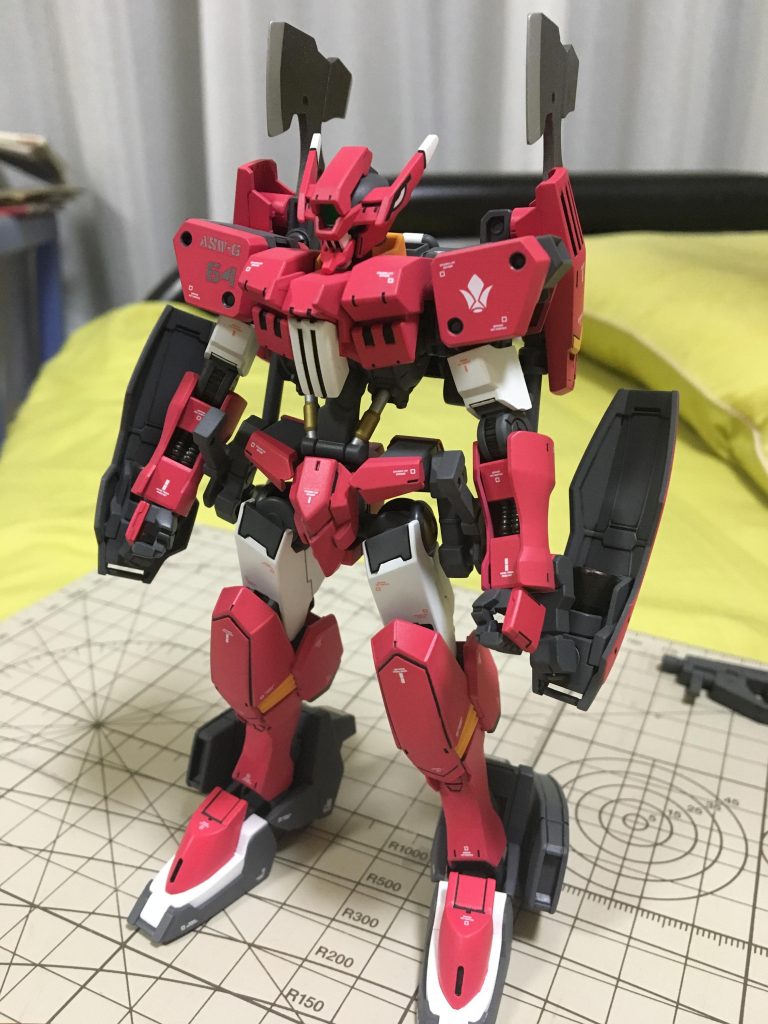 変更部分はバックパックと腕の盾、足先となっており、グレイズ地上タイプから拝借したものと、なっております。