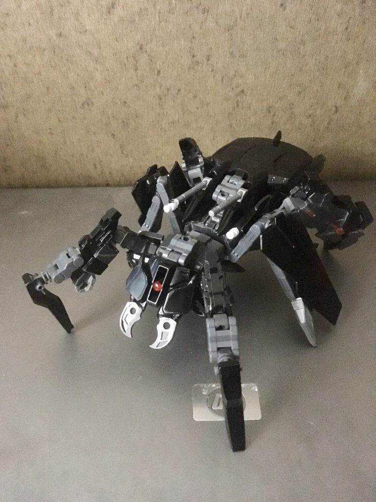 MA形態
目標の艦に張り付き迎撃を避ける為の形態。
低い体勢での移動が可能になる他、ある程度狭い空間にもその体を滑り込ませる事ができるため艦への接近が完了した機はこの形態に変形する事が多い