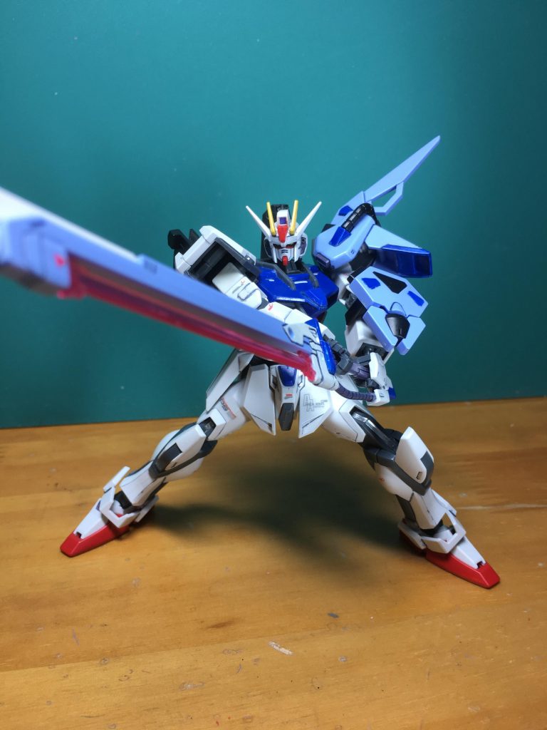 ソードストライカーの装備はパーフェクトストライクから流用。肩側面のパーツ分割を変更し合わせ目を消しました。
シールドジョイントはユニバースブースター付属品を加工して使用。削り込みでは手間がかかると思い、一度接続フレームを切り離し、0.3mmプラ板を挟んで外側に逃がすとすんなりつけられます。