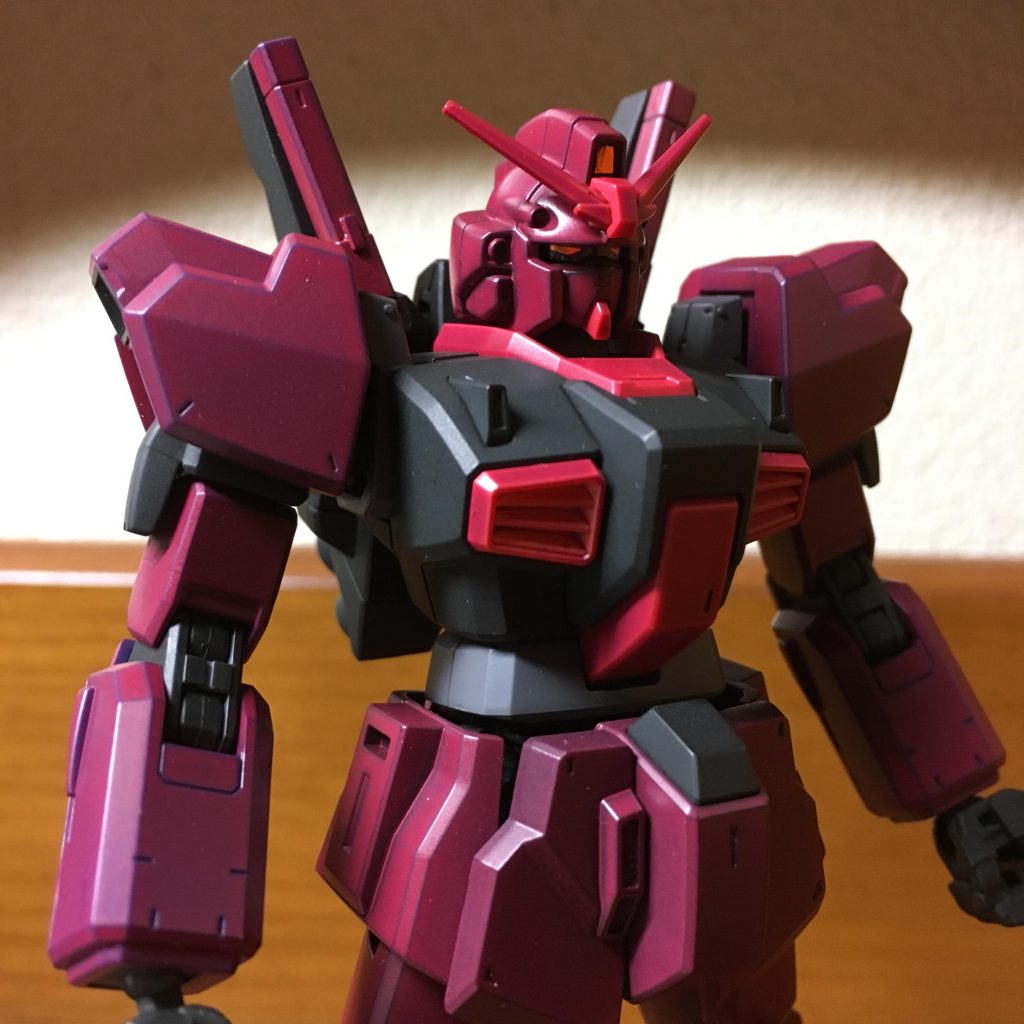 シャアレッドを塗装した一部は下地を塗らずそのまま塗装することで明るめのレッドになりました