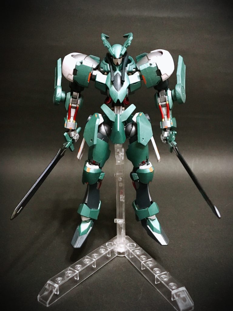 もとからの装備として両腰にバトルソード2本を装備。黒曜剣を思わせる黒く光る希少金属を加工して造られている。