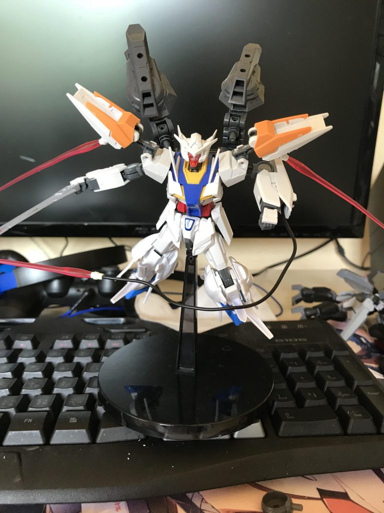 ガンダムカルミアアライブのトランザム状態。背中のツインドライヴと肩のパーツが上に持ち上がり、肩のパーツの内部にあったビームサーベルが下に展開、隠されたバーニアとして機能する。
速度はトランザム未発動状態の約2.5倍にもなり、カルミアの通常の速度からだと、実に4倍近く速度が出ているため、パイロットへの負荷が尋常ではない。
そのため、500万GPコインほどする対Gパイロットスーツを着用する必要がある。