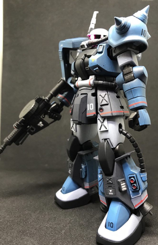 頭部はモノアイをLED電飾化。各部にパネルモールドでディテールアップ。