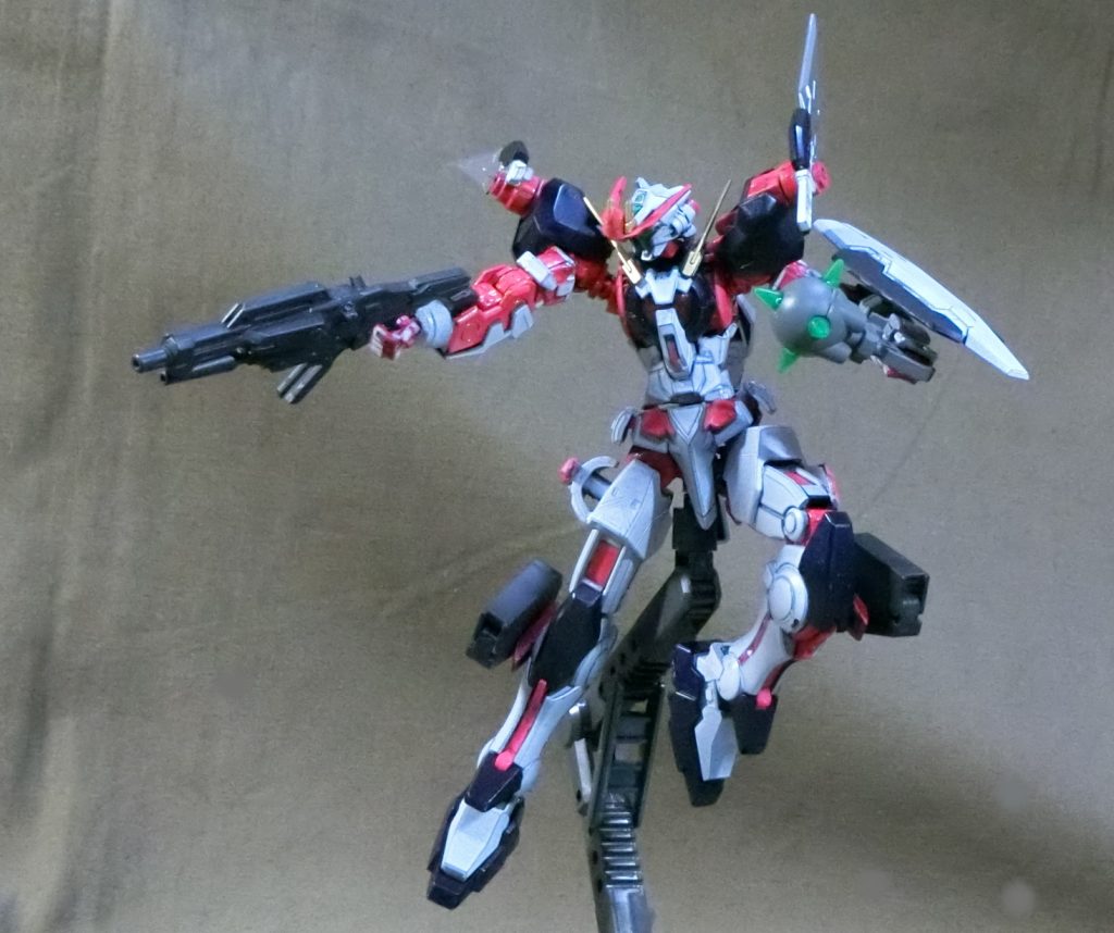 アストレイの高エネルギーライフルとアストレアのGNビームライフルを一つにしたGNハイビームライフル。掌と前腕のダブルコネクタから安定したエネルギー供給を云々。