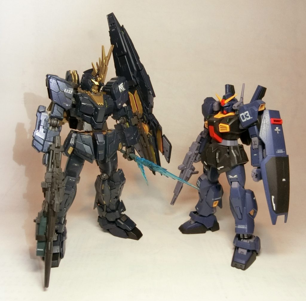 新旧黒いガンダム。世代のせいか思いのほか大きさに違いがありますね～