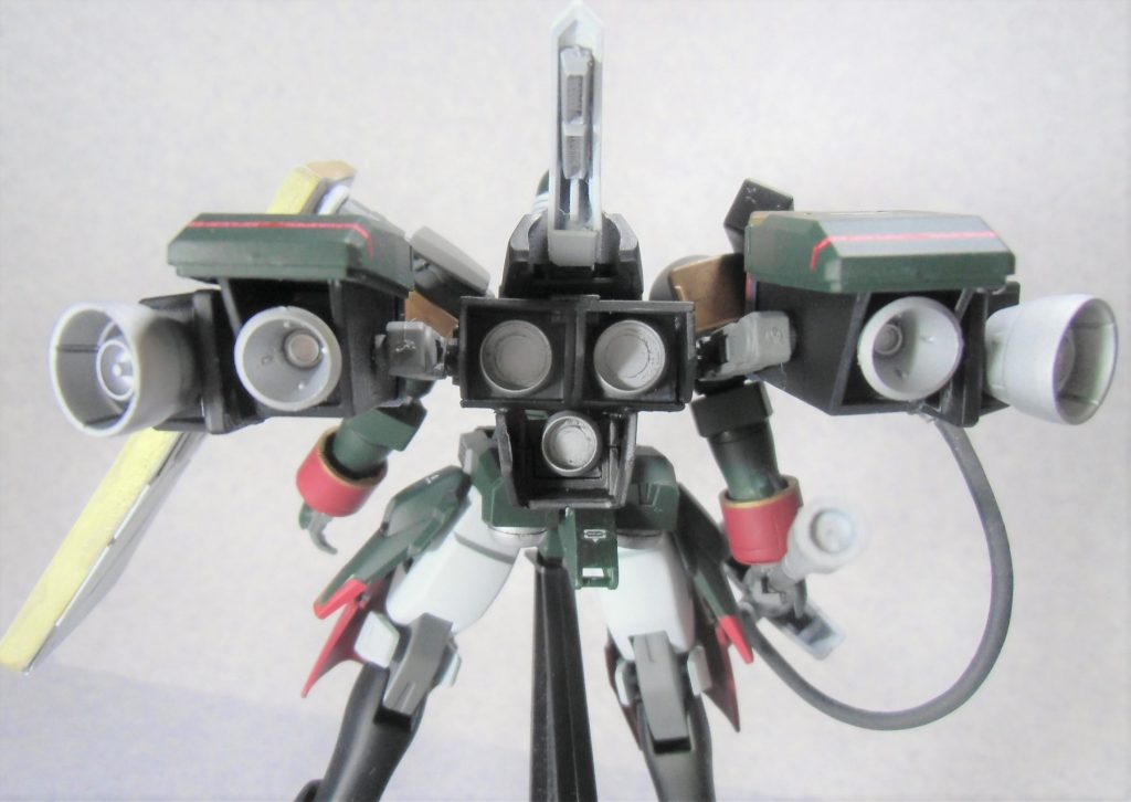 背面には大量のブースターを付けました。殺人的でないにしろ、それなりには加速できるという設定。