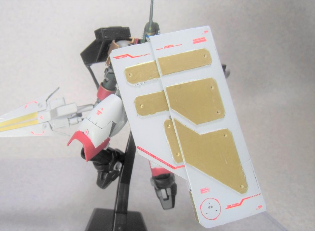 左肩の盾はプラ板で作成しました。盾を横に引き出して少しサイズを大きくすることができ、前面に展開することが可能。ビームコーティングが施されており、ビルゴのビームキャノンを防いで間合いを詰められるという設定。