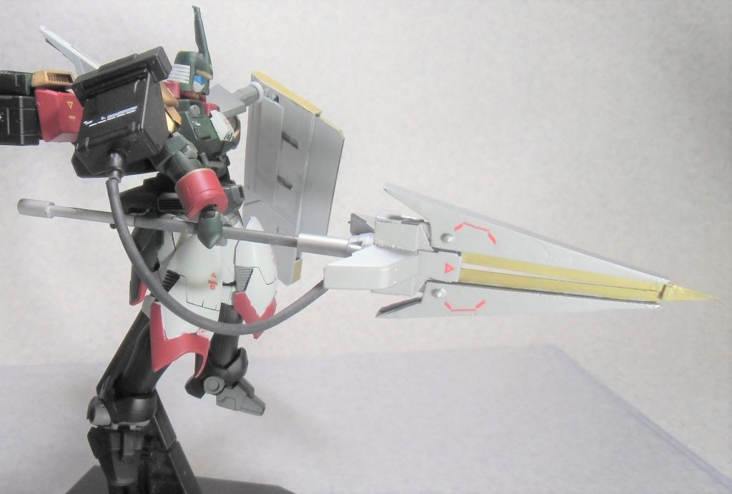 対ビルゴ用の槍型の兵装、ビルゴバスターランス。プラ板とプラ棒をベースに作成。プラネイトディフェンサーを突破するために実体槍となっています。肩につけたタンクからエネルギーを供給してもらっている設定。